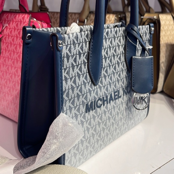 Michael Kors Mirella Small Ombré Signature Logo Crossbody Bag
Navy 
NWT - Picture 6 of 16